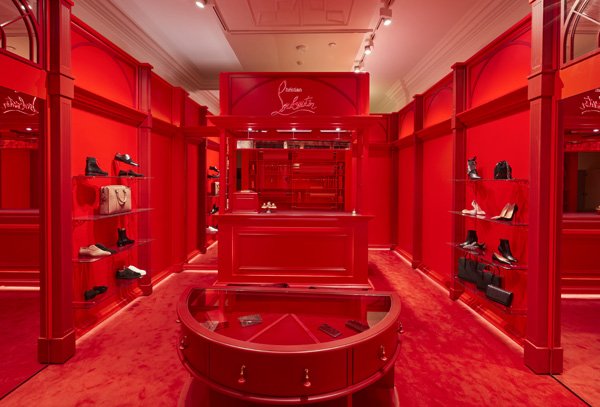retailfocus's tweet photo. News: @LouboutinWorld opens seasonal pop-up at 
@REXshopper https://t.co/w5QJ0LHXA7 #retail #retaildesign #vm #popup https://t.co/8ZOCqsVxvO