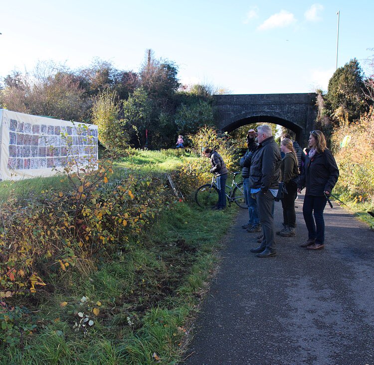 C__Chatfield's tweet image. Living Monument, 2018
#exactspot  #100yearslater #trainplatform #localmen #laststop #offtothefront #130didntreturn #ww1 #centenary #past #present #installation @sustrans