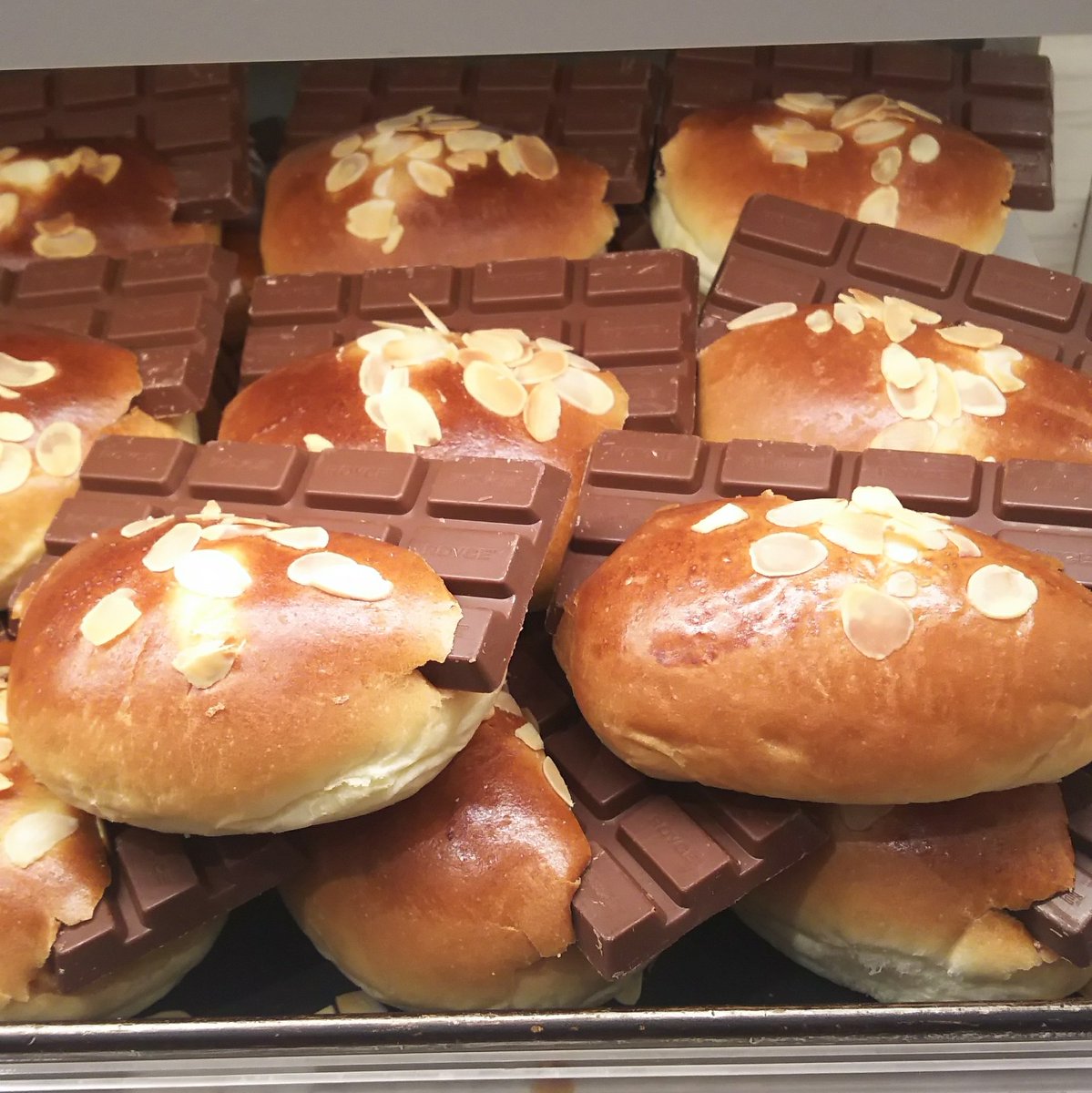 おね En Twitter 北海道が誇るチョコレートブランド ロイズの新千歳空港店には自慢のチョコレートをこれでもかと使った 使ったっつーか板チョコ 1枚まるごと挟んだりかけたりなんかもうパンていうかチョコレートですねって感じのパンが売っている しかも安い