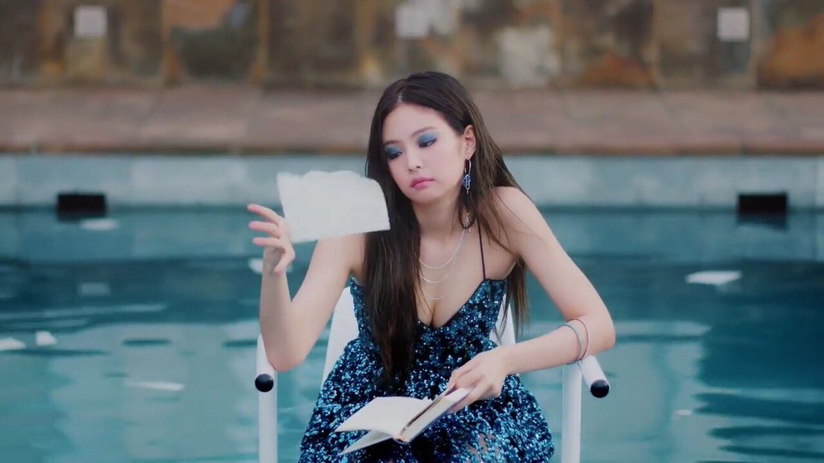 aryakrauze_'s tweet photo. and i think this is why the lesbian rate is going up in this country #JENNIESOLO https://t.co/u8EbhOxWe7