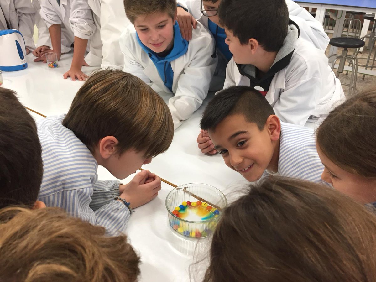 Creixengoar's tweet image. 1st of ESO students teach science to Primary students in the lab! #sharetolearn #SetmanaDeLaCiència #ScienceWeek