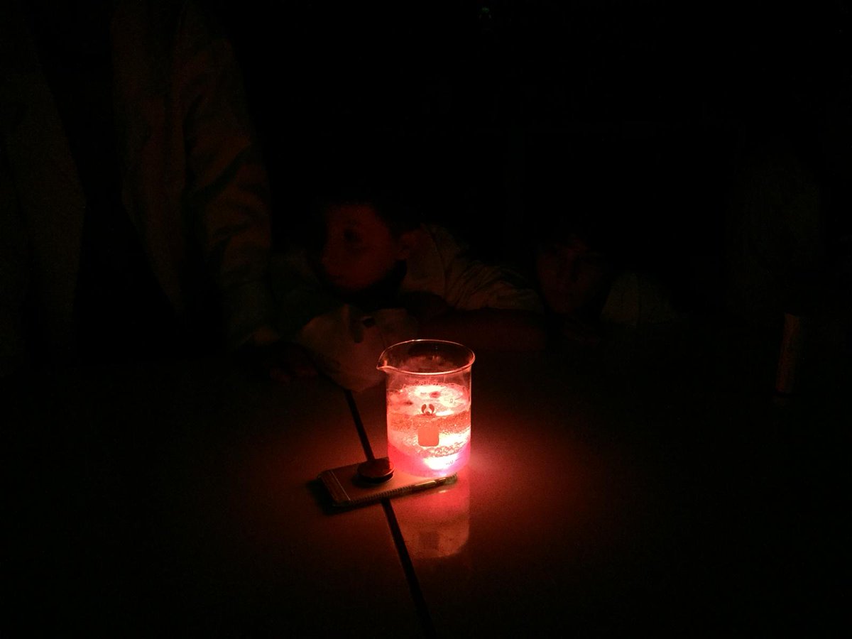 Creixengoar's tweet image. 1st of ESO students teach science to Primary students in the lab! #sharetolearn #SetmanaDeLaCiència #ScienceWeek