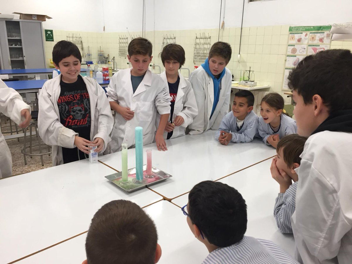 Creixengoar's tweet image. 1st of ESO students teach science to Primary students in the lab! #sharetolearn #SetmanaDeLaCiència #ScienceWeek