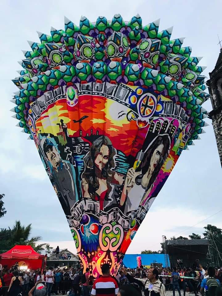 L3ydi_M's tweet photo. @EugenioDerbez es asi como reconocen los globeros de zozocolco su talento en el nuevo cine mexicano,globo ganador en el 8vo concurso internacional de globos de papel de china https://t.co/2Z9Oed7EBB