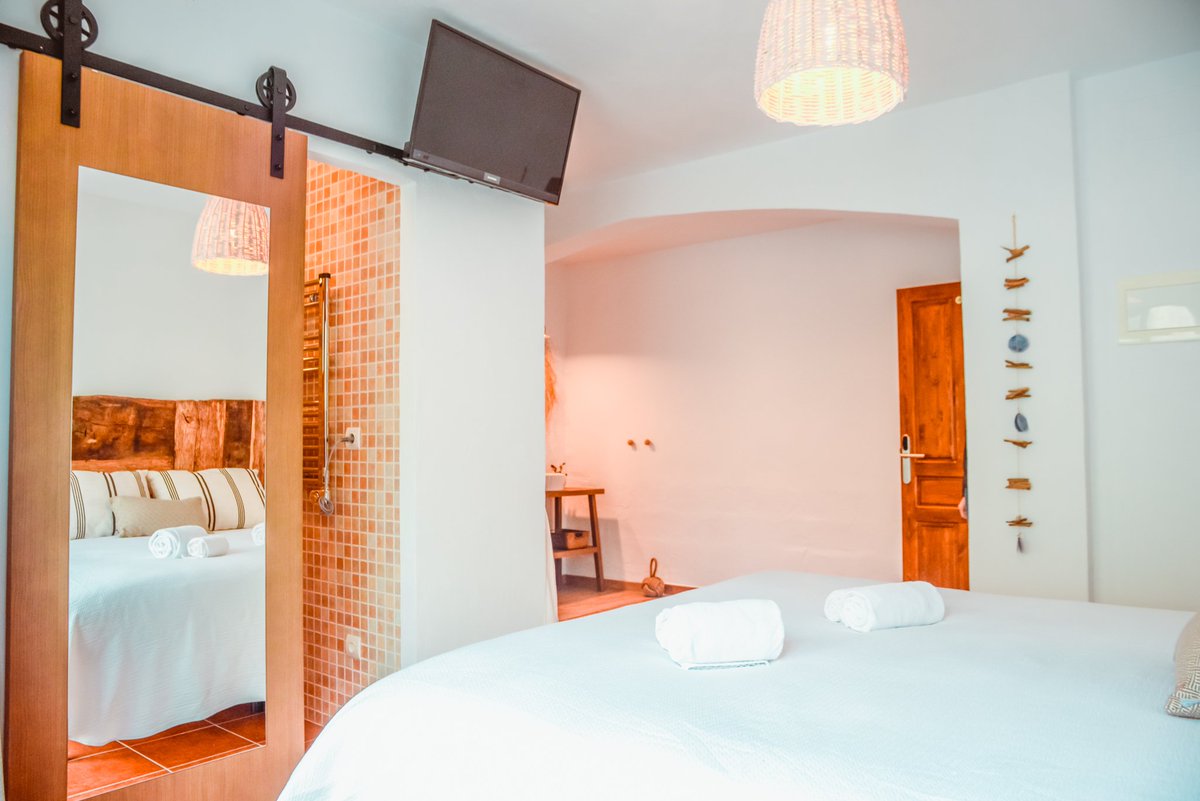 ¡Un hogar lejos de tu hogar, nuestras camas son tan cómodas que no va a querer irse! 🏩