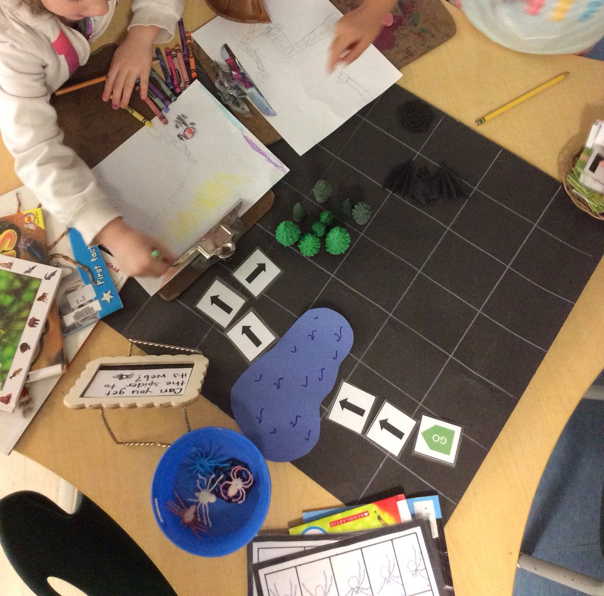 wonder_inquiry's tweet image. Using our coding board to get the spiders to their webs while avoiding predators!
#kindergarten #introtocoding #coding #yrdsb