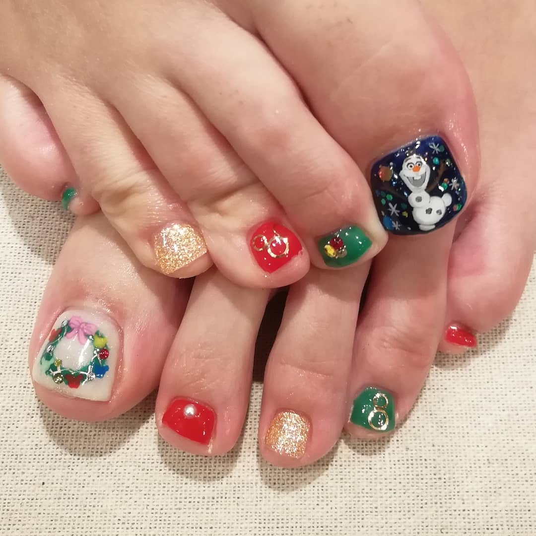 Erie S Nerd Nails お客様ネイル 昨日ディズニーに行かれたらしく 丁度私と同じタイミングでディズニーモードになってた 艸 せっかくなのでクリスマス全開にさせて頂きました やっぱりディズニーは可愛い ネイル 痛ネイル フットネイル