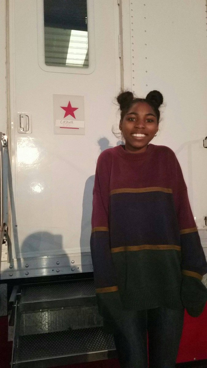 ___MiddleChild's tweet image. 2016 my first trailer on set😩💕