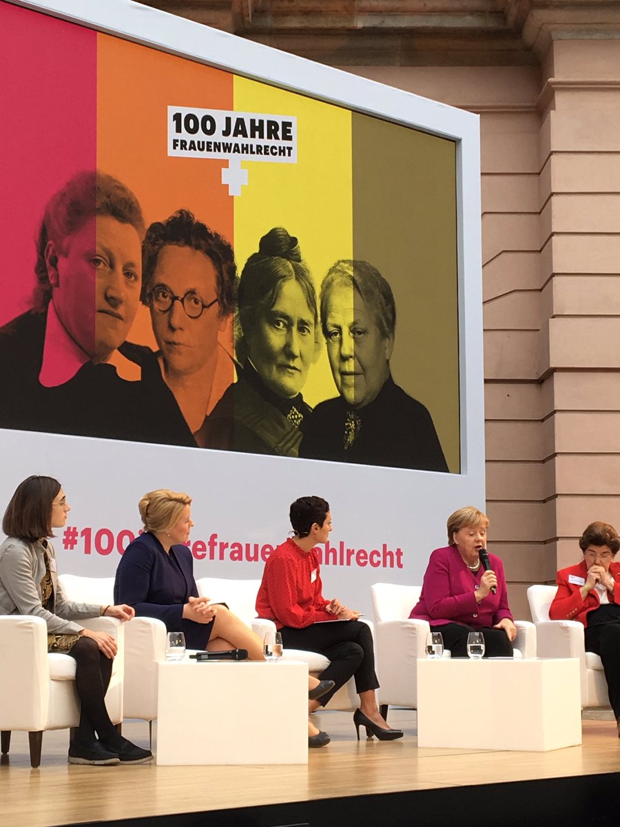 marga_owski's tweet image. »Wenn paar mehr Frauen bei der Nato sind, wird’s auch nicht unfriedlicher auf der Welt«, Merkel radikalisiert sich
#100JahreFrauenwahlrecht