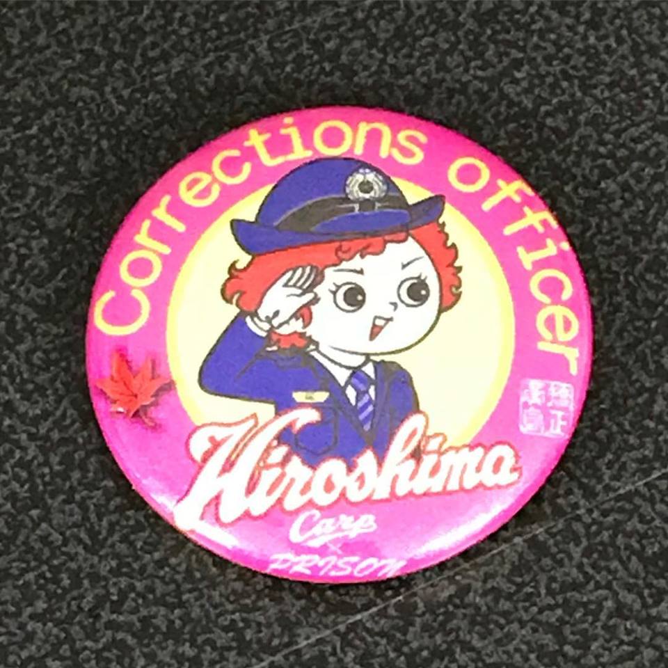 Capic広島 キラキラ反射缶バッジ 広島 に女の子バージョンがデビュー 刑務官カープ坊や 女の子 です 税込価格２００円 第４１回中国地区矯正展で販売します カープ カープ坊や 女の子 カープグッズ 缶バッジ 中国 地区 矯正展 刑務所