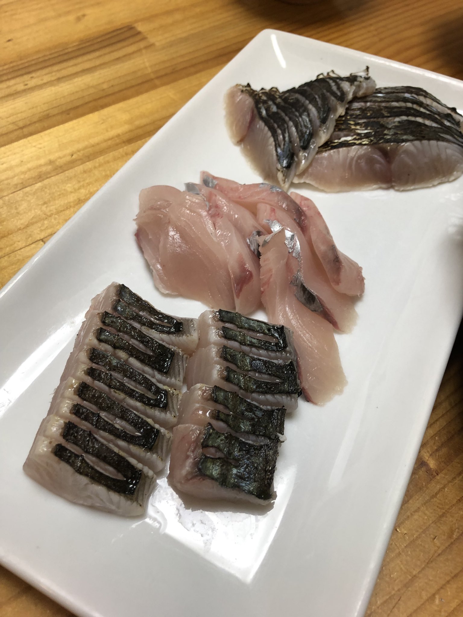 Inst石野 ブログマーケター社長 本日の魚料理 東京湾のスズキは臭いと言われるけど皮を引いてフライにすれば激ウマ 今シーズンラストのサワラは炙り 刺身 炙りシメサワラ 冷凍にしてあったワラサのアラでブリ大根 最高 T Co 27edwvy4l8