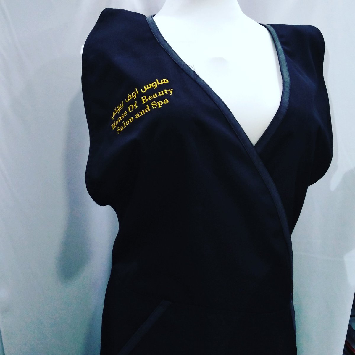 مريلة عاملة المساج مع تطريز الشعار #الاحساء