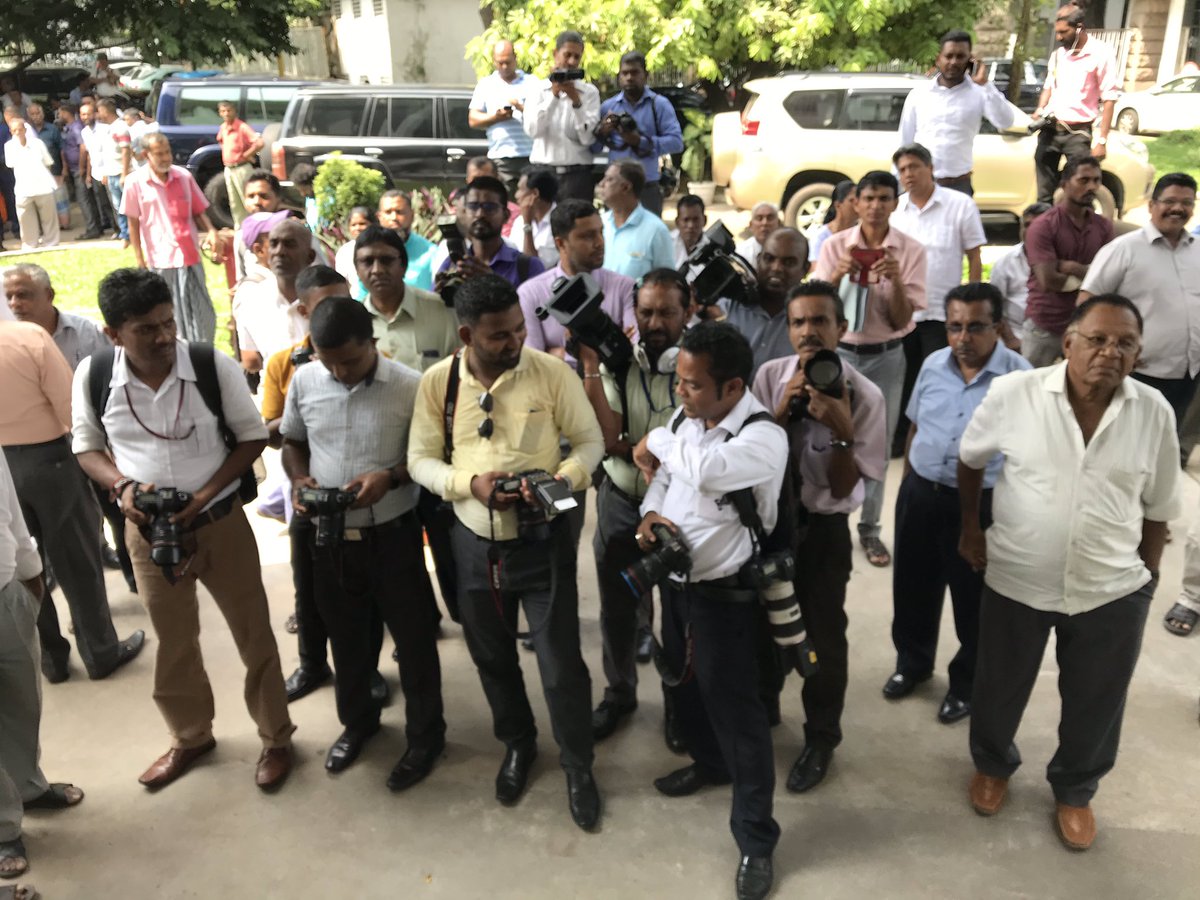 raguthees's tweet photo. Political parties take the dissolution fight to the Supreme Court
#lka #srilanka https://t.co/9o4dnRMPNt