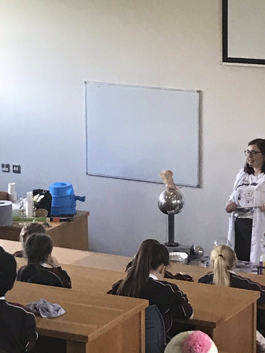 Learning about #electricity #staticelectricity @MICThurles @ScienceWeek  #scienceweek2018 #BelieveInScience @TippLib @tippstar @JuniorEinsteins @ListonMaeve @MICLimerick