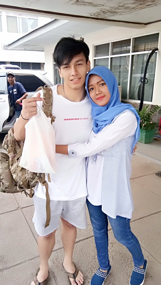KAdlycious's tweet photo. aku tu anaknya pemalu bgt dan suka ga bisa ngmg klo udh ktmu sama abg @jefrinichol padahal pngen ngobrol..eh foto aj gemeter..alhasil udh jauh2 ke lokasi sampe nyasar dan harus dtg lagi bsk krna dia keburu plg tpi abang blm kenal aku..dan ga tau klo aku tuh JNF ..😢sedih aku tu.. https://t.co/Ck5E9MWhIN
