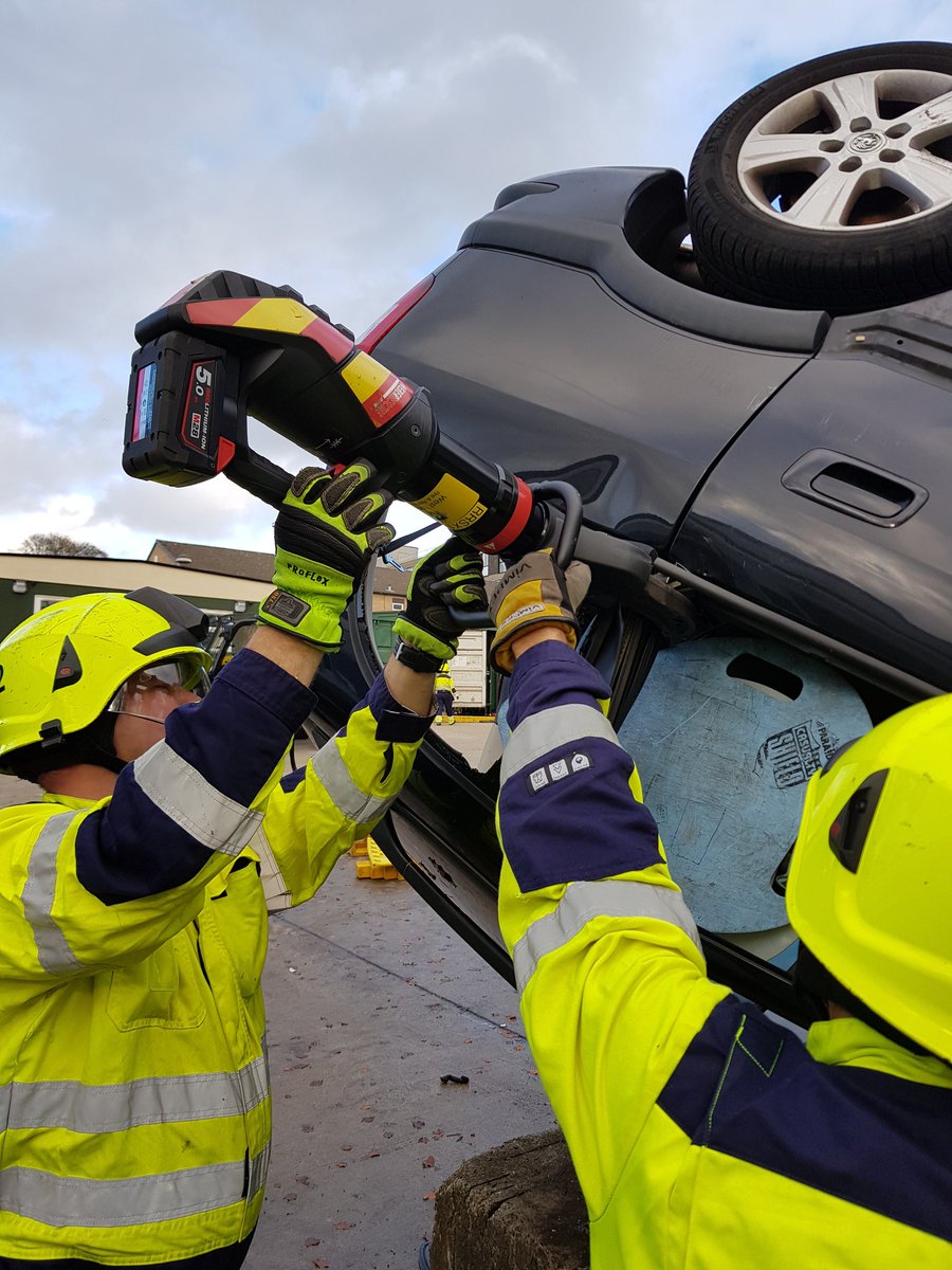 WY_Extrication's tweet image. Versatile use of battery extrication tools in complex extrication scenario @weberrescueuk #batterytools #firefighter #Extrication