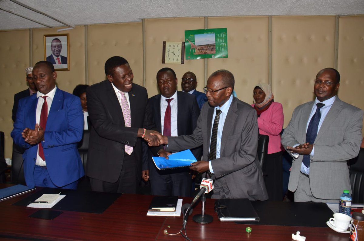 Devolution254's tweet image. CS @EugeneLWamalwa receives Interim Report on Assets & Liabilities of Defunct Locals Authorities from Chair Intergovernmental Technical Relations Committee Prof. Karega Mutahi. CS noted 17,000 more parcels of land were identified from the earlier figure of 45,000 to 62,000