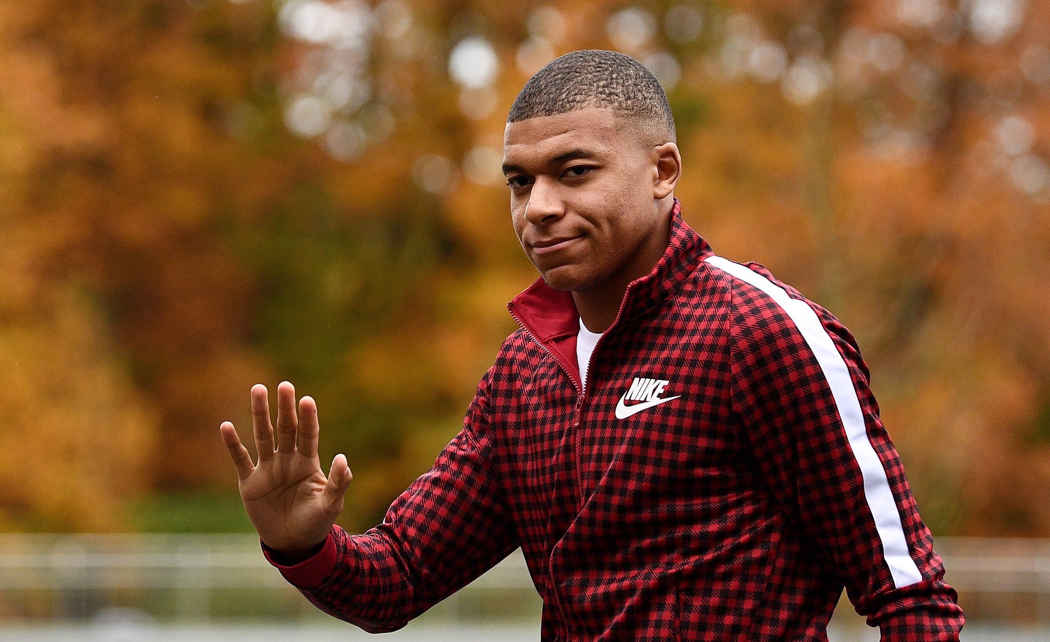 Найк мбаппе. Kylian Mbappe. Мбаппе Nike. Киллиан Мбаппе стиль одежды. Мбаппе стиль одежды.