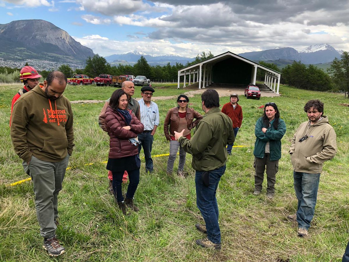 conaf_minagri's tweet photo. Con éxito se realizó con vecinos aledaños de la Reserva Nacional Coyhaique el cuarto taller de procedimiento básicos de detección, aviso y primer ataque a incendios forestales, en el marco del proyecto de comunidades preparadas. #ChileLoProtegemosTodos https://t.co/SpiDAVx1wr
