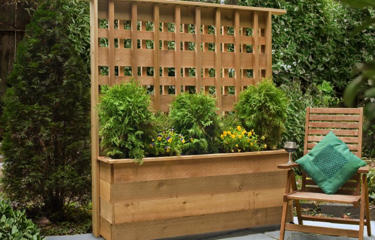 Neighbors on your nerves? Or maybe it's just the buzzing AC.  Either way, you can build a privacy planter using tutorial with photos by This Old House and add privacy and beauty to your outdoor space all at the same time!  #privacy

thisoldhouse.com/how-to/how-to-…