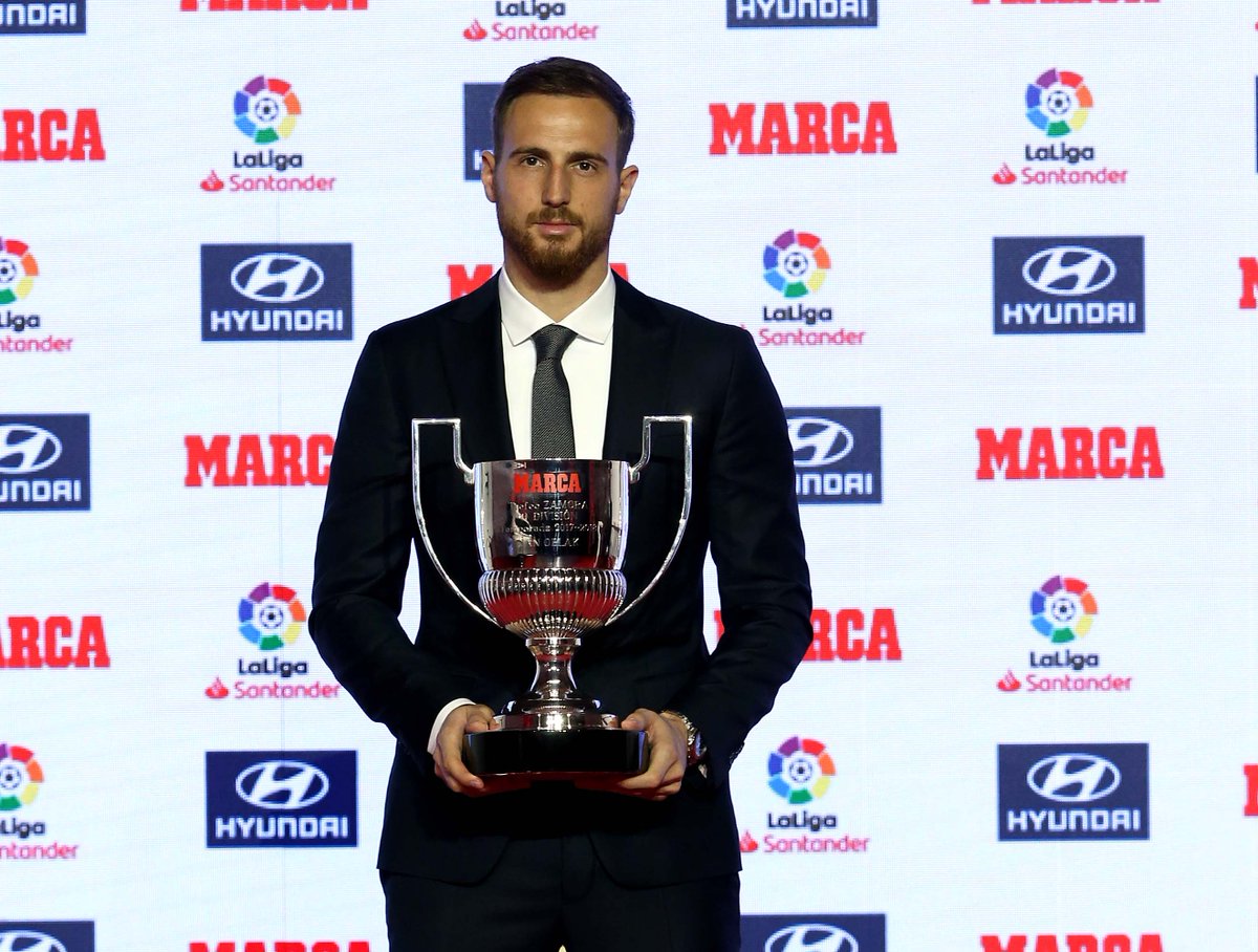 Oblak posa con el Trofeo Zamora.