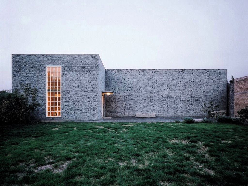 alansmlxl's tweet image. The curious mind is the wellspring of curiosity. Or as Picasso said, “computers are useless, they only give answers”. Ai Wei Wei old studio China #dodesign