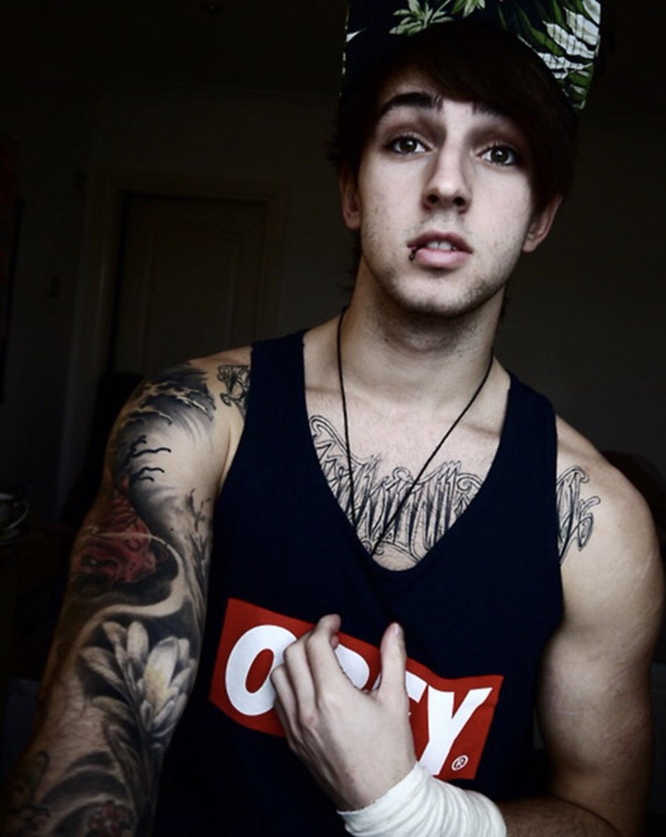 FallenAngelz03's tweet image. Sup I’m Fade. Single and bi. Hmu but if I don’t like you I’ll kill you 😏