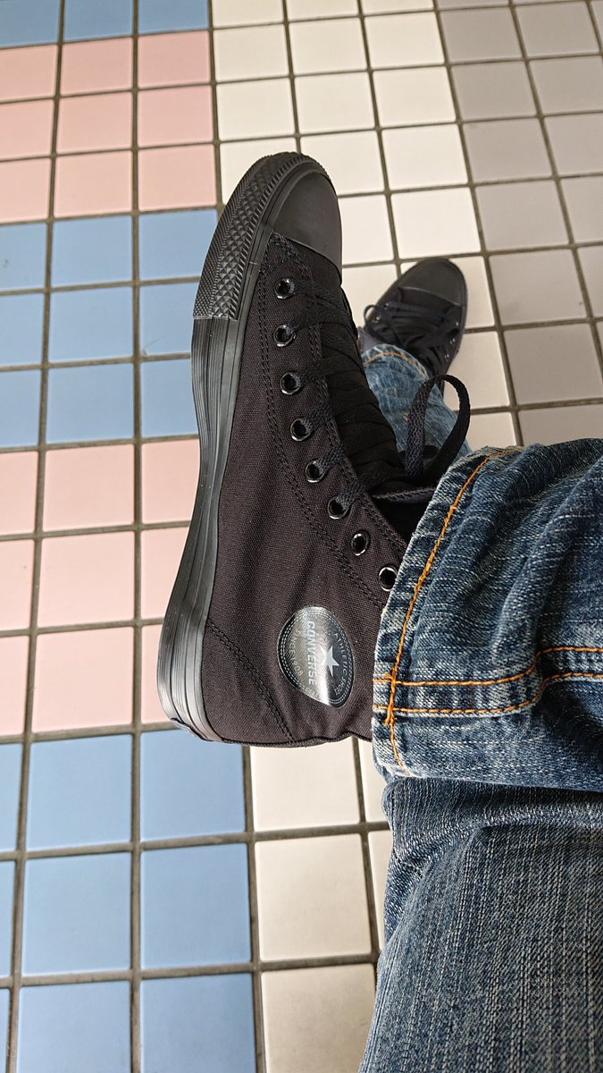 YasuTakki's tweet photo. 打合わせ場所に早く着きすぎて、時間潰しにブラブラしていたらつい目が合って買ってしまった。。。
仕事でもプライベートでも何でもこなし、幅広い年齢層から支持されてすごいなぁ。これを履くという事はもう冬は間近だ。
#colorpops #Discovery #fujifilm #xt2 #photography https://t.co/9qq2fhmsQD