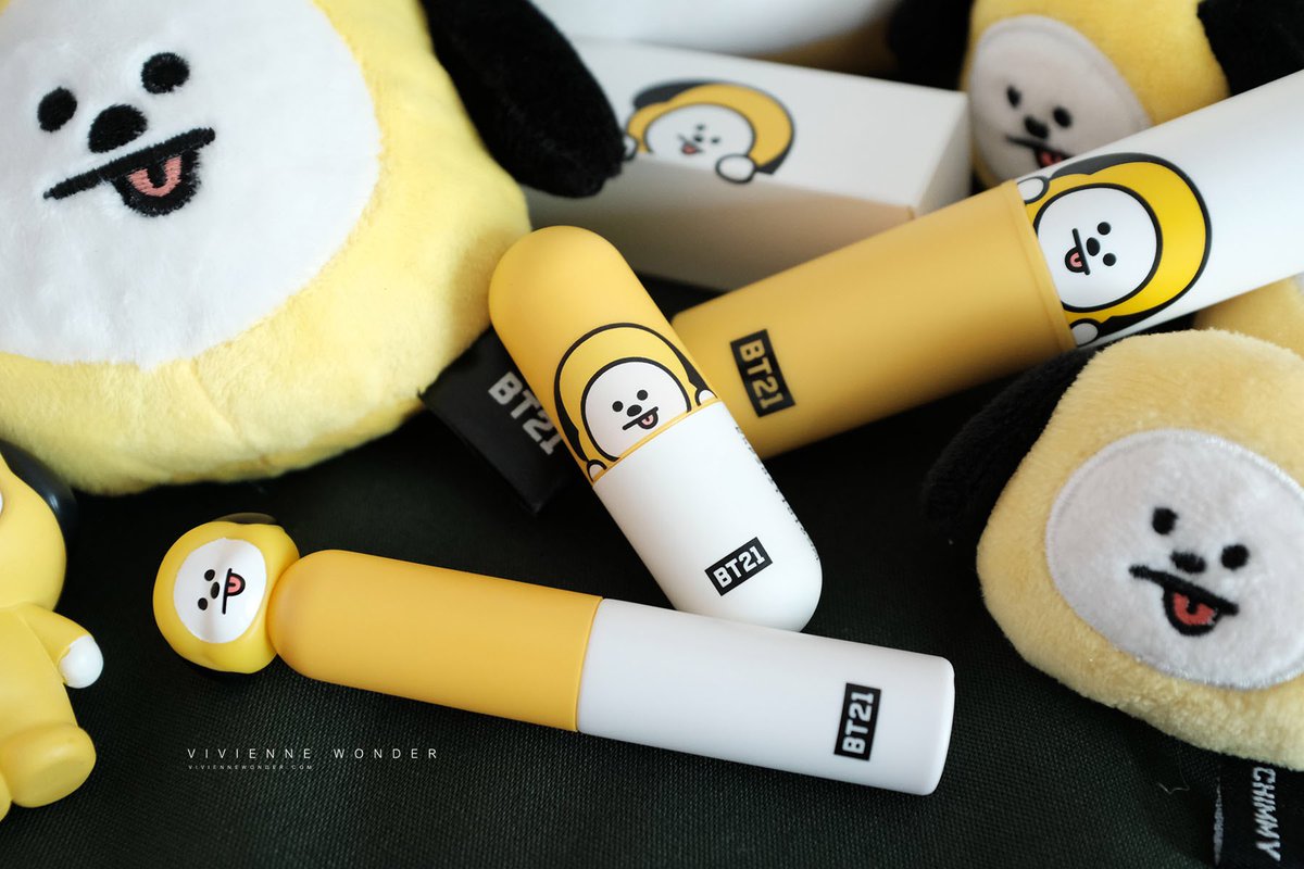 Viviennewonder's tweet photo. มาแย้วหลังจากดองรีวิว Chimmy ไว้นาน มาสวอชลิป VT x BT21 สีชมมี่ให้ดู 2 แบบเลย แบบจุ่มกับแบบแท่ง ตัวแบบจุ่มมี 2 เนื้อคือมีแมตต์กับแบบทินท์ อันนี้เป็นแบบทินท์ สีน่ารักดี ทั้ง 2 แบบ จะออกชมพูอมส้มเล็กๆ ทั้งคู่เลย พิ���เมนท์ไม่แน่นมาก เน้นใสๆ น่ารักใครชอบลองตำดูฮะ https://t.co/0hOkNhNluU