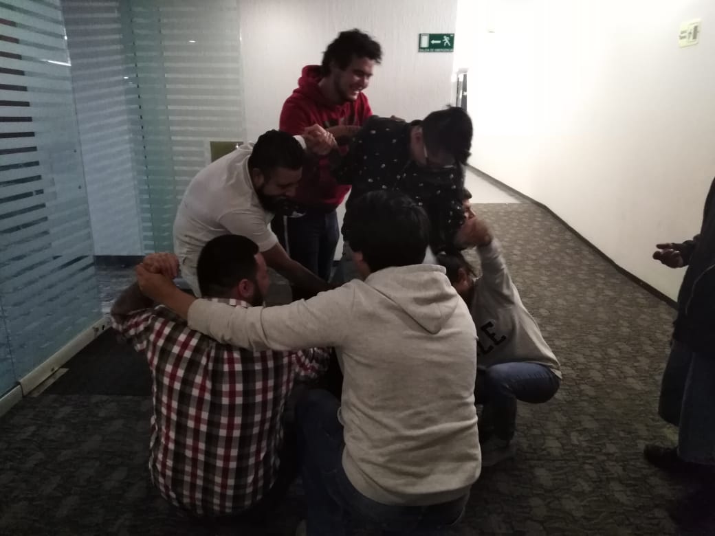 TrainingCH1's tweet photo. Teamwork makes the dream work #TheHumanKnotGame #ThatsHowWeLearn #NoOneWasHurt β€οΈβ€οΈππ https://t.co/eEQvIuHQlD