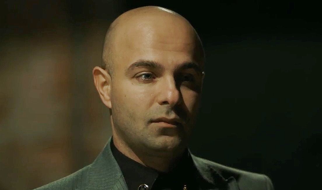 Her geçen gün beni biraz daha şaşırtıyorsun Çeto. Bölümü yeni izleyebildim ve kalbimi o bir damla göz yaşına bıraktım. 👌 Görmediğin sevginin yoksunluğunu ilk kez bu kadar hissettim. 👏
#Çukur #oğlum