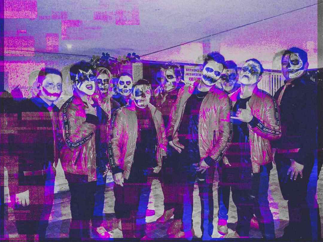En la memoria retumban los recursos seres que se fueron y nunca volvieron que mejor que montarnos el uniforme, montarnos nuestro instrumento......... 
#DiablosLocos #DiaDeMuertos #RecordarEsMonito #SomosLosMejores 
#NuncaPodranIgualar #TuSaaabes
