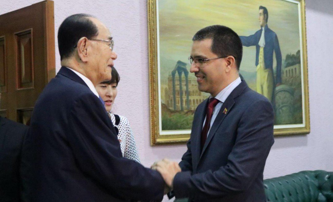 Presidente de la Asamblea de Corea del Norte llega a Venezuela para afianzar relaciones diplomáticas Ds-G8-TXQAAgxzY