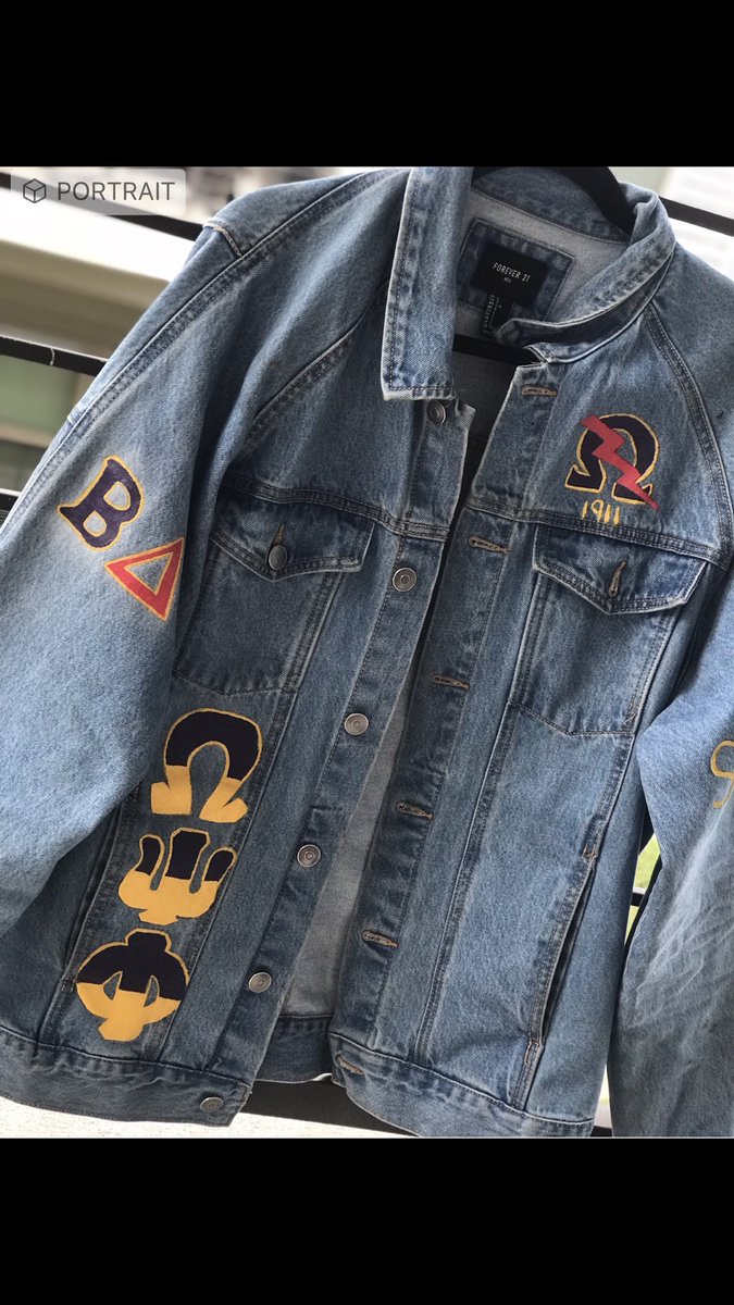 TraeHarris_'s tweet photo. New to Twitter‼️My name is Trae Harris and I’m a student at the University of Central Arkansas. I’m an artist and I also make hand painted custom clothing👕🎨. If you could like/retweet to help me get some recognition and even my next customer it would be greatly appreciated. https://t.co/VfH30ZFZUw