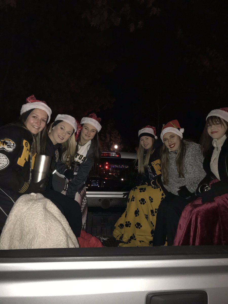 FHS_TigersCheer's tweet photo. Twin City Christmas Parade! ❄️🎄🎁 https://t.co/F3fa81Um9e