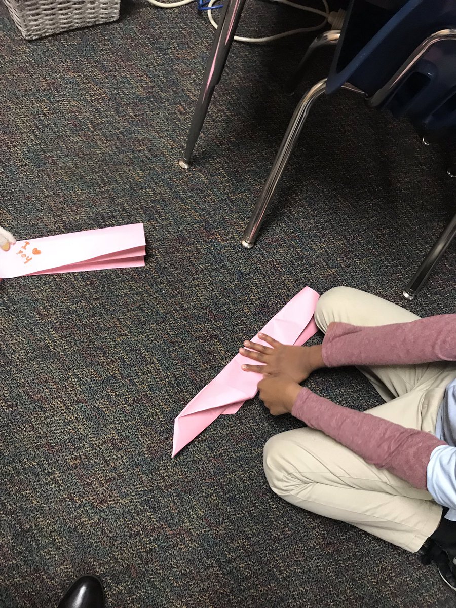 MsHajiebrahimi's tweet photo. Changing the physical properties of our paper by making airplanes #Aliefmission #willitfly https://t.co/nH6WaiIbOJ
