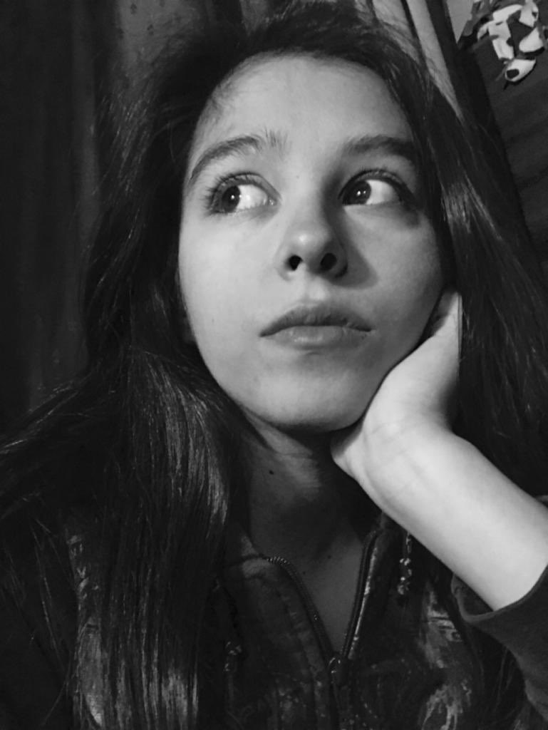 malerodrii's tweet photo. miren estas fotos, tremenda caea de orto tenía lpm ajsjsjaj (se que mi ceja es fea ok? déjenla) https://t.co/7T4IC7aIWk