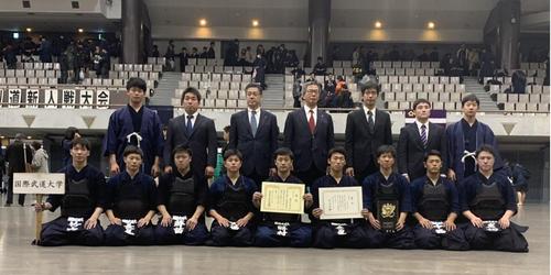 国際武道大学 学友会 剣道部 １１月２５日 第６４回関東学生剣道新人戦大会にて国際武道大学剣道部が３位入賞 出場選手 時村 ２年 吉川 ２年 赤星 ２年 久保田 ２年 岩切 １年 長尾 １年 竹内 １年 蒔苗 １年