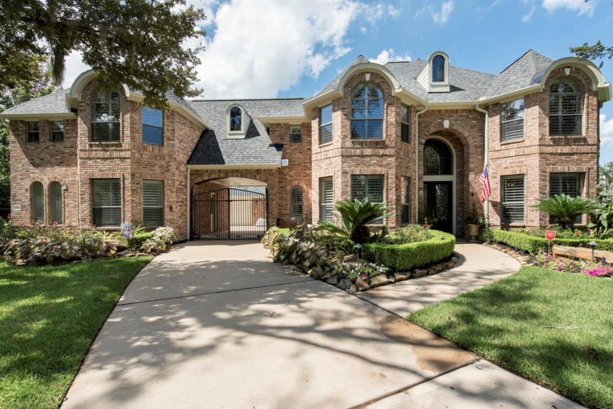 CarnanP's tweet photo. This Sienna Plantation home has it all! Resort styled backyard, w/ pool, spa, &amp; waterfall, covered patio, gazebo styled outdoor kitchen with granite counters, grill, refrigerator, extended bar, all on a wooded 1.2 acres. 5-6 bedrooms &amp; 6 full, 1 half bath. MLS 96858749 https://t.co/CeGE1qYUmQ