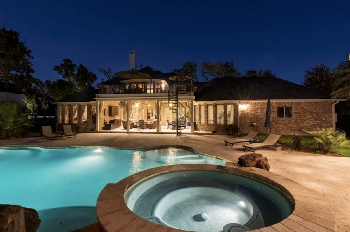 CarnanP's tweet photo. This Sienna Plantation home has it all! Resort styled backyard, w/ pool, spa, &amp; waterfall, covered patio, gazebo styled outdoor kitchen with granite counters, grill, refrigerator, extended bar, all on a wooded 1.2 acres. 5-6 bedrooms &amp; 6 full, 1 half bath. MLS 96858749 https://t.co/CeGE1qYUmQ