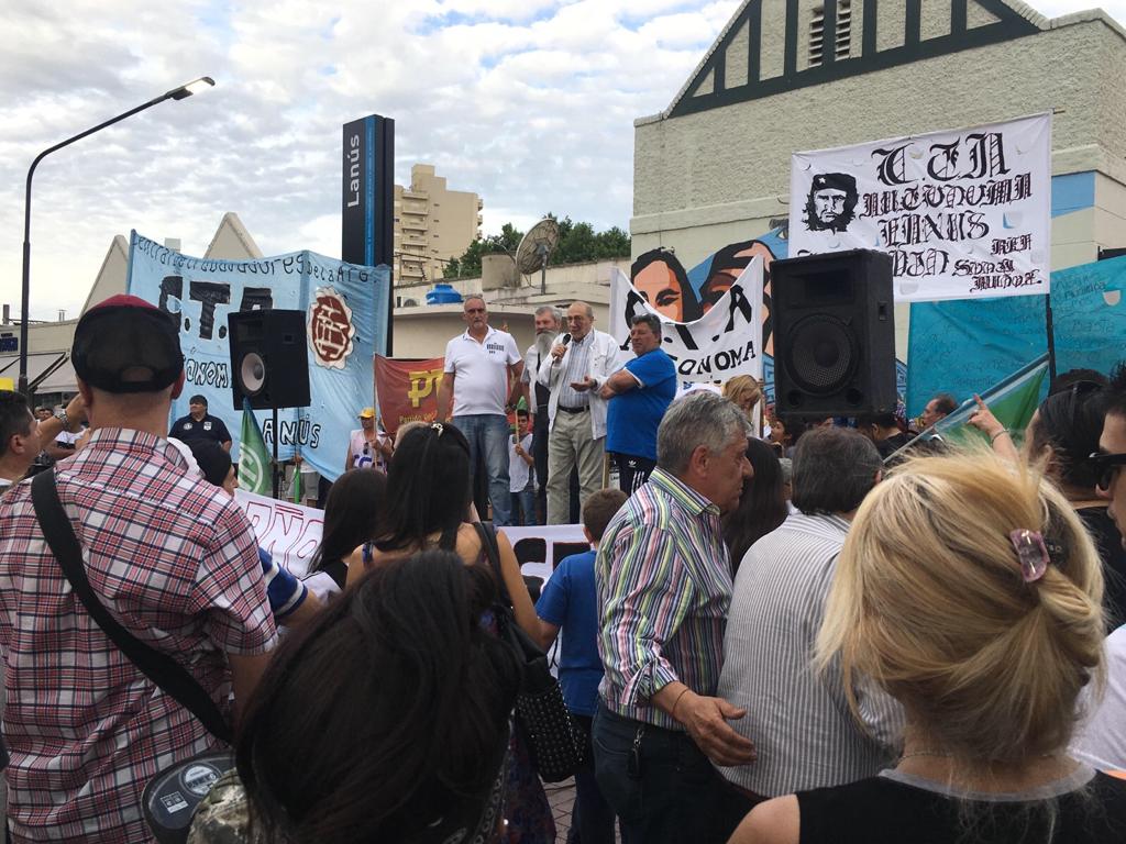 CrovellaRoberto's tweet photo. Hoy como hace 36 años los trabajadores y vecinos de #Lanus en plaza Belgrano decimos.
#BastaDeAjuste
#Lanusazo https://t.co/KRPSUsZPbl