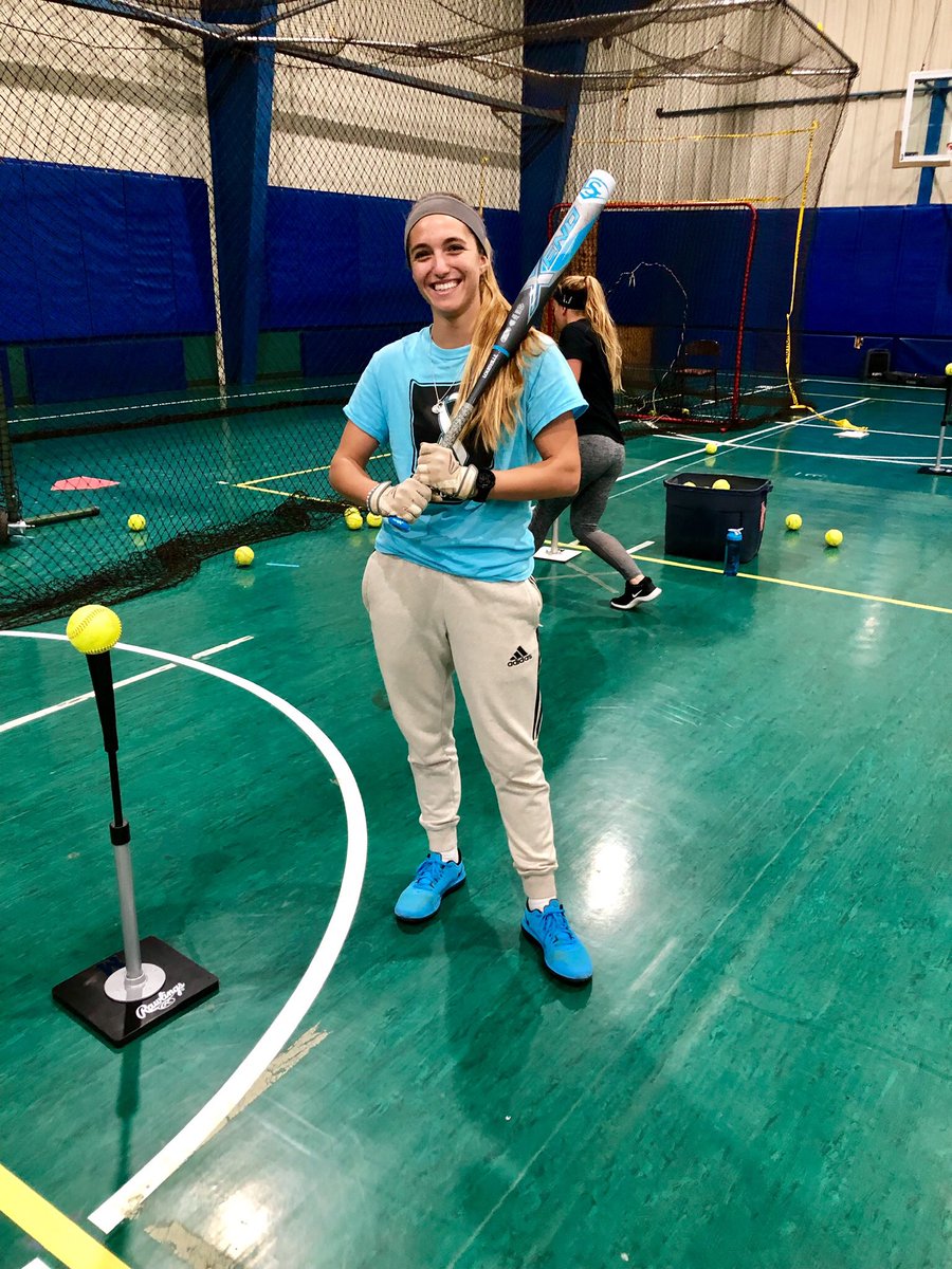 Paige_Crittela's tweet photo. One time i unknowingly matched my outfit with the new 2019 Xeno #justsoftballthings #meanttobe thought i should share lol https://t.co/UY3sfV1L0F