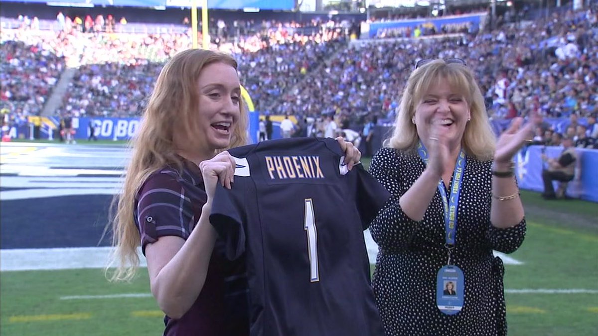 Los Angeles Chargers honor woman for driving into Woolsey Fire zone to save horses abc7.la/2FJCUM7