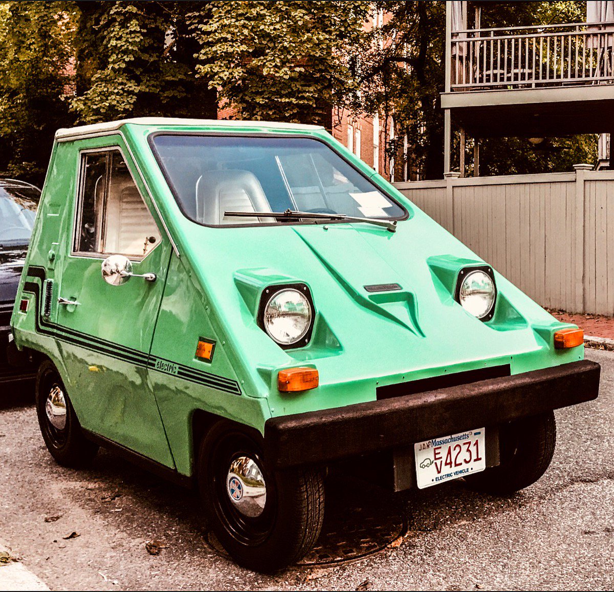somerville_ev's tweet photo. Meet our prototype: A 1980 #ComutaCar that we named Bertha! We upgraded the lead-acid #batteries to Li-ion #batteries using #SomEVs swappable battery system. Once the batteries are low on charge, we swap them out for freshly charged packs, charged using any regular 120V outlet. https://t.co/oWgeiaPKYV
