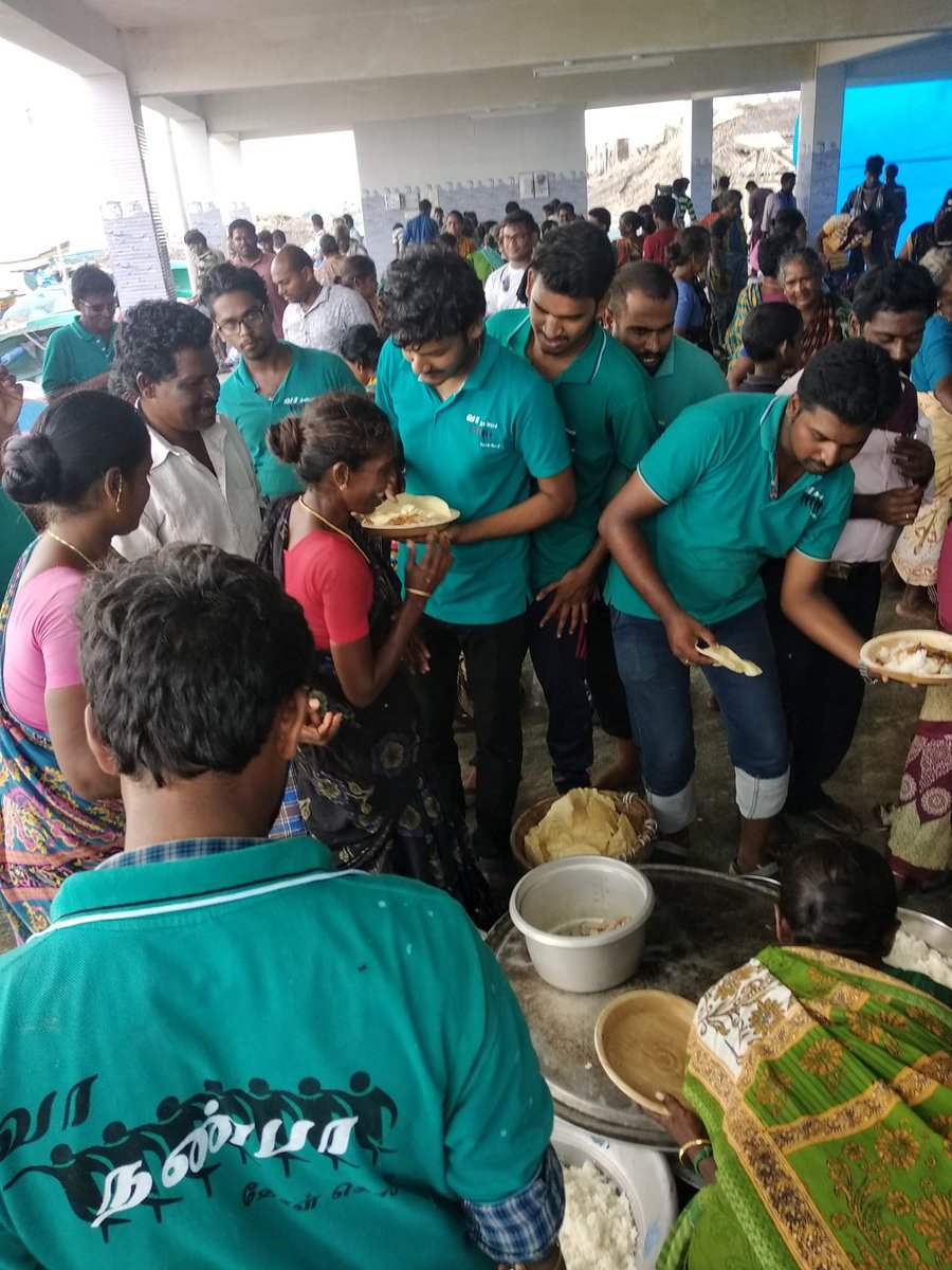Subashini_BA's tweet photo. மதுரையில் இருந்து நிவாரண பொருட்கள் கொண்டு வந்தார்கள் என்று செய்தி கேட்டு கோடியக்கரை மீனவ மக்கள் உணவு செய்து பரிமாறியா போது.
சற்றும் எதிர்பாராத நிகழ்வு.. #SaveVedaranyam #SaveDelta #Save_Delta #SaveCauveryDelta #BounceBackDelta #WeStandWithDelta #ComeBackDelta #CycloneGajaRelief https://t.co/HPMXItN3Sz