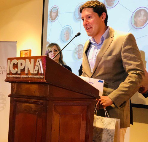 HablandoClaroPE's tweet photo. "Nuestro propósito realmente es que la próxima gran revolución de tecnología sea en el Perú y por eso empezamos por la educación" Mención Honrosa en la Categoría Sector Privado para @silabuzcom. #DemocraciaDigital #Premio2018 https://t.co/2mslyAozbJ