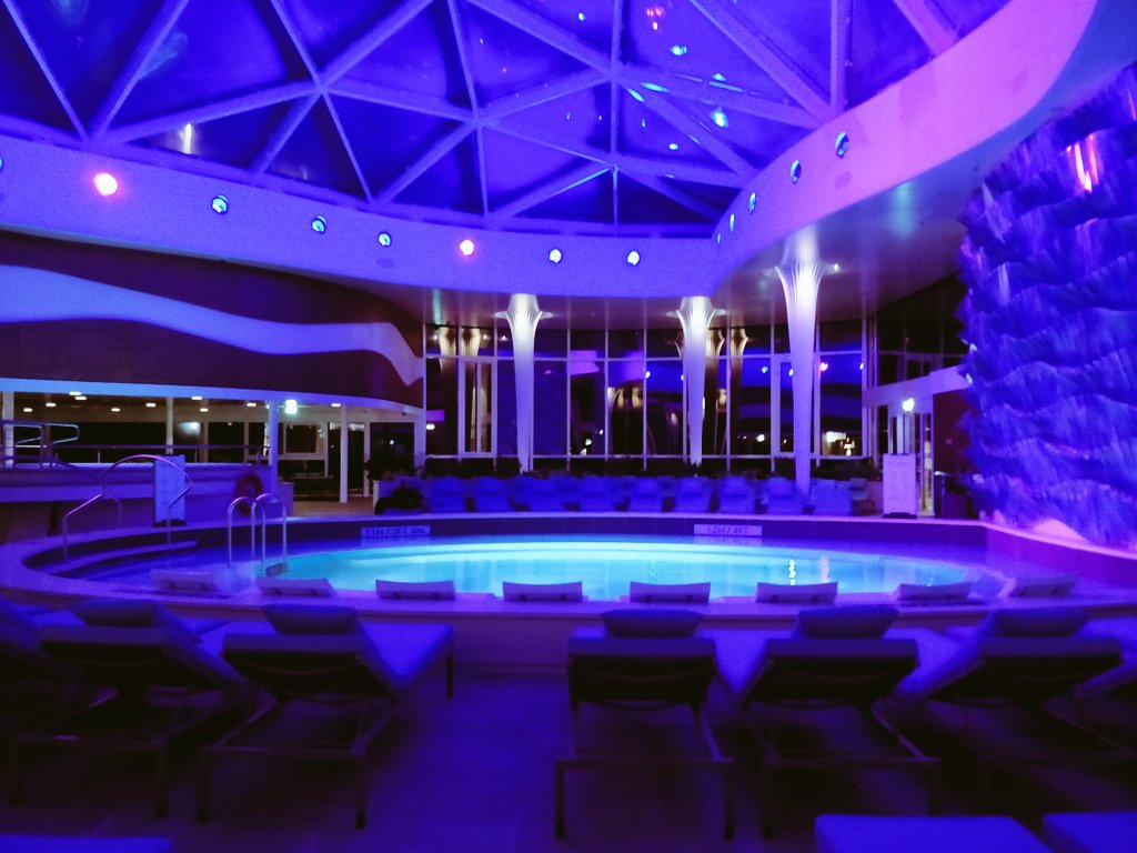 Robbie_White_1's tweet image. #EveningEdge #CelebrityEdge