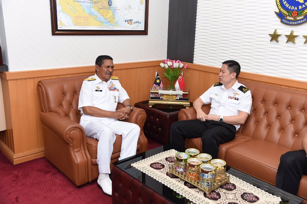 MPA_Barat's tweet photo. A wonderful meeting held at @MPA_Barat today. Welcome, Fleet Commander RSN, Rear Admiral Edwin Leong to Lumut Naval Base. The courtesy call upon our Western Fleet Commander is accordance with the #MALAPURA2018 that is about to begin soon.
#NavyNews https://t.co/J9Ktp75jrZ