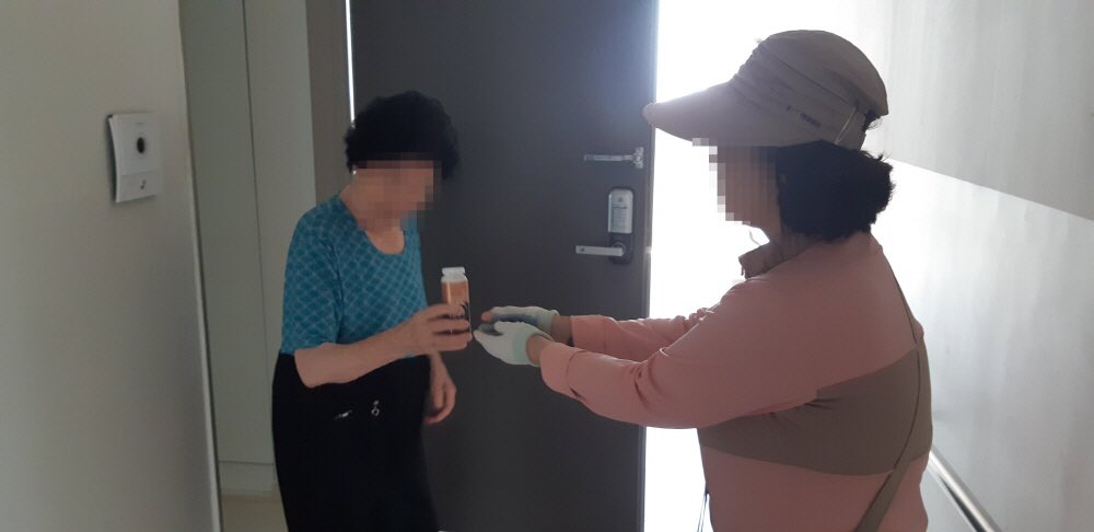 독거노인 건강음료 배달!!
#위례동행정복지센터 에서는 
지난 5월 홀로 외롭게 사시는 어르신에게 건강음료를 전달하면서 안부를 확인했습니다^^
앞으로도 따뜻한 위례건립을 위해 앞장서겠습니다 :]