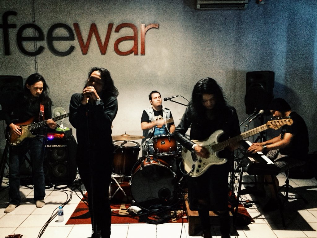 #Musikdicoffeewar <a href="/coffeewarID/">coffeewar</a> Malam yang sungguh asik hari itu 👌🏽☕️
